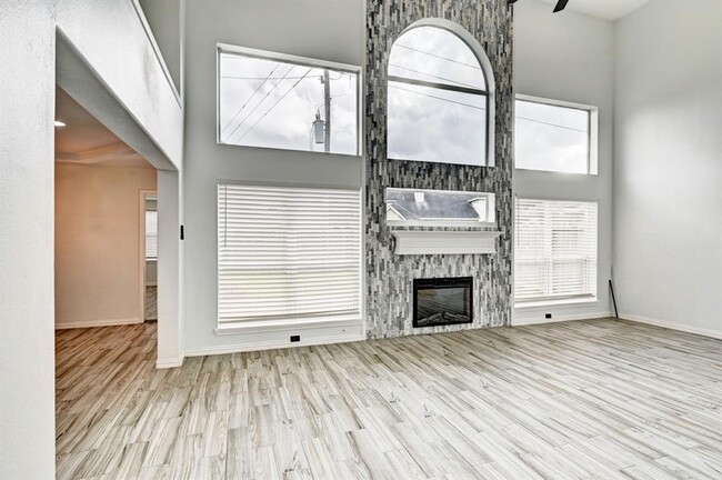 Building Photo - 12915 Stratford Heights Dr