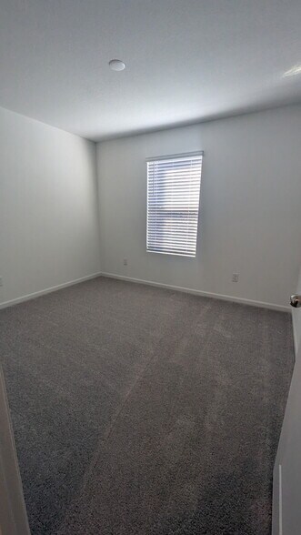 Building Photo - 550 Holly Lakes Dr