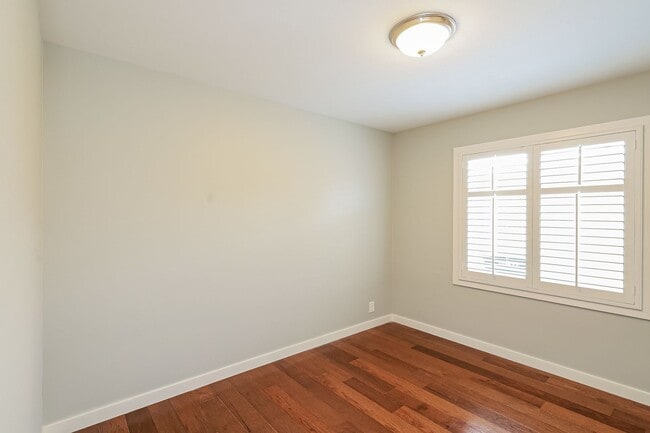 Building Photo - Charming 3BR Home with Spacious Yard in Se...