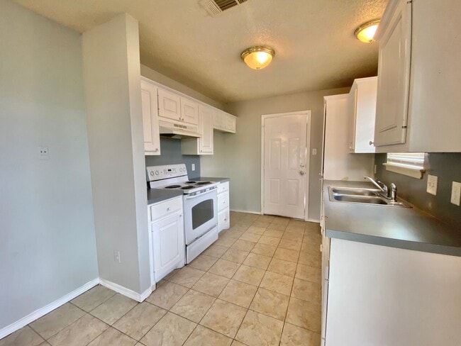 Building Photo - Move in special - $250 off second month’s rent