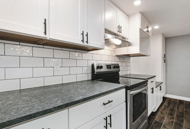 Building Photo - 1801 Elaine Dr