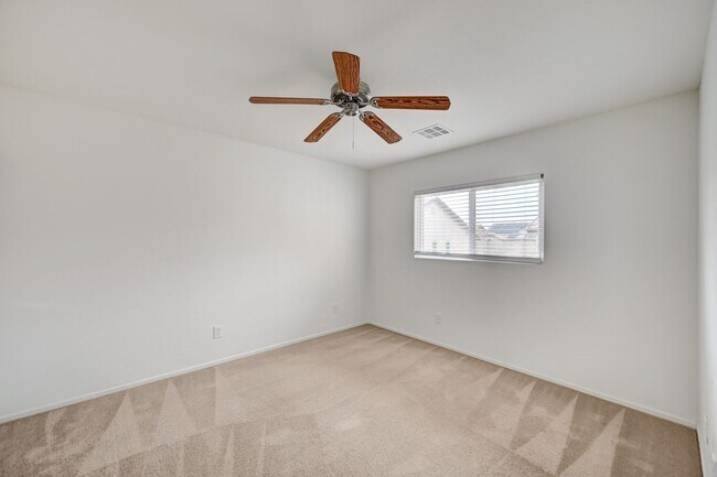 Building Photo - Beautiful 3 bedroom/2.5 baths located acro...