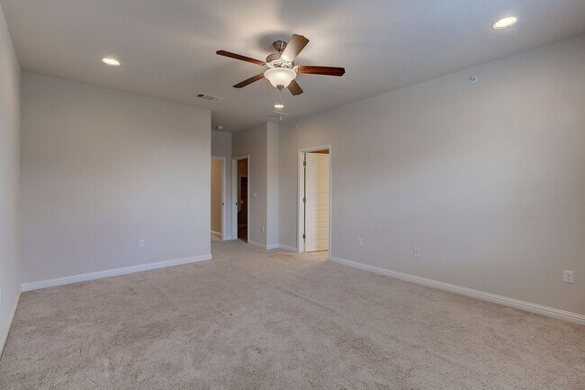 Building Photo - 13800 Lyndhurst St