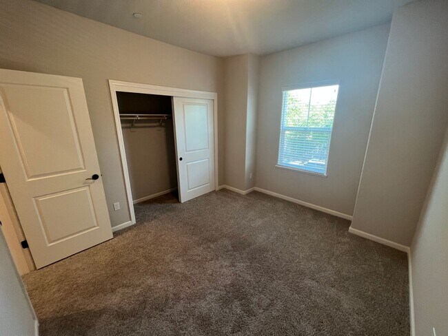 Building Photo - 3 Bed / 2.5 Bath | Rocklin Townhome