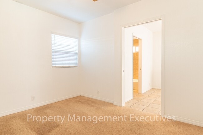 Building Photo - 1 Bedroom, 1 Bath Duplex Apartment with Storage