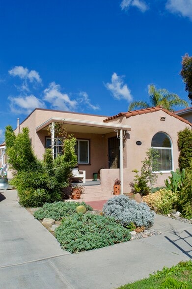 192 spanish home full of charm - 4770 Bancroft St