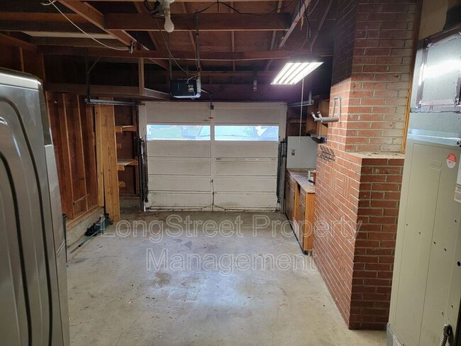 Building Photo - 1827 NW Menlo Dr
