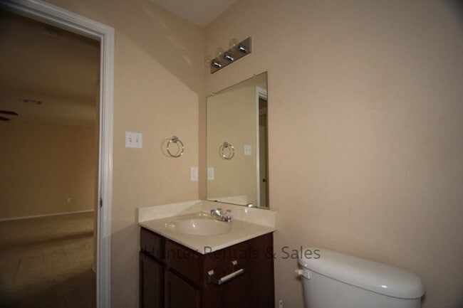 Building Photo - 4 Bedroom 3 Bath Home