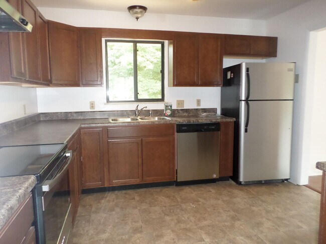 Building Photo - 913 Toms Creek Rd