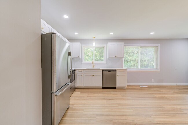 Building Photo - Beautiful renovated three bedroom house