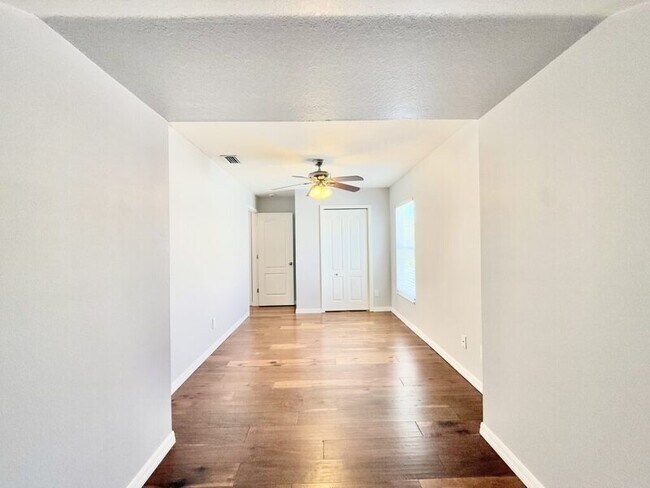 Building Photo - 15127 Skip Jack Loop