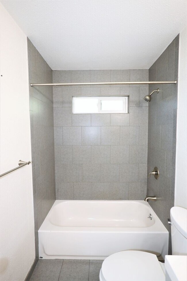 Building Photo - Beautifully updated 2 bed/1 bath Duplex in Redwood City with yard Available NOW!