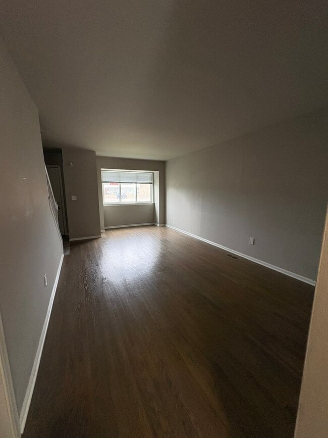 Building Photo - Beautifully Updated Townhouse – Prime Location!