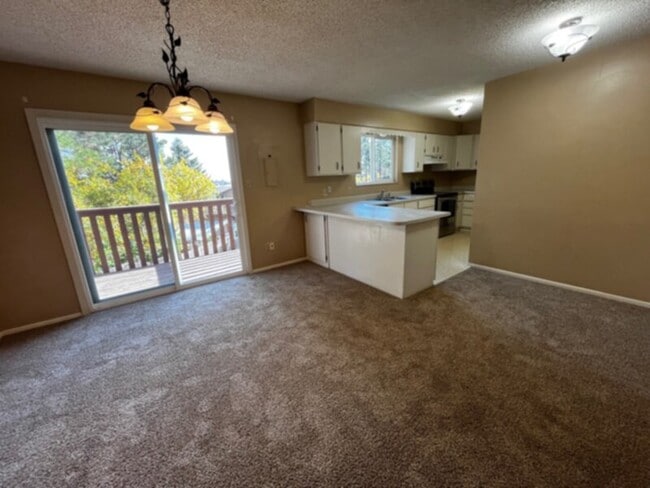 Building Photo - Charming multi-story duplex unit, nestled ...