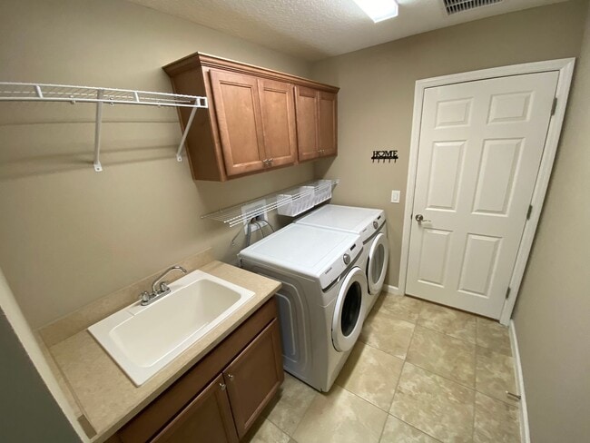 Building Photo - Beautiful Unfurnished 3 bed, 2 bath ANNUAL...