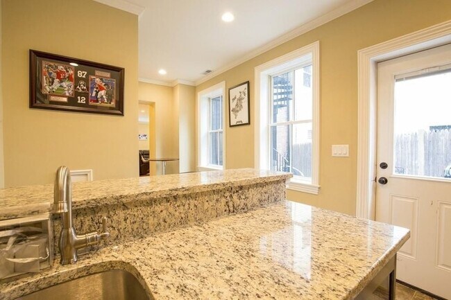 Building Photo - 8 Gates St