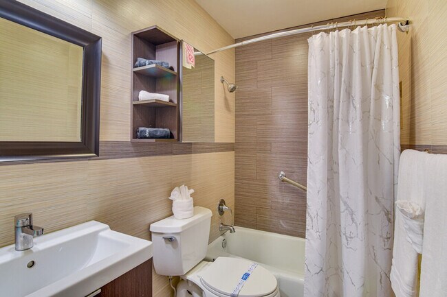 Building Photo - 412 NE 4th Ave