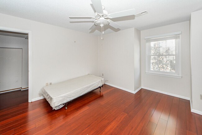 Building Photo - 4 Bedroom 2.5 Bath House in Montclair - We...