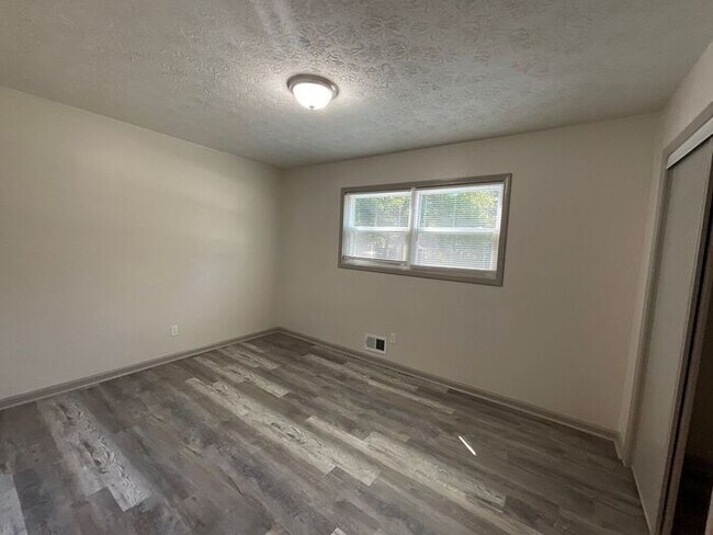 Building Photo - 2356 Clifton Springs Manor