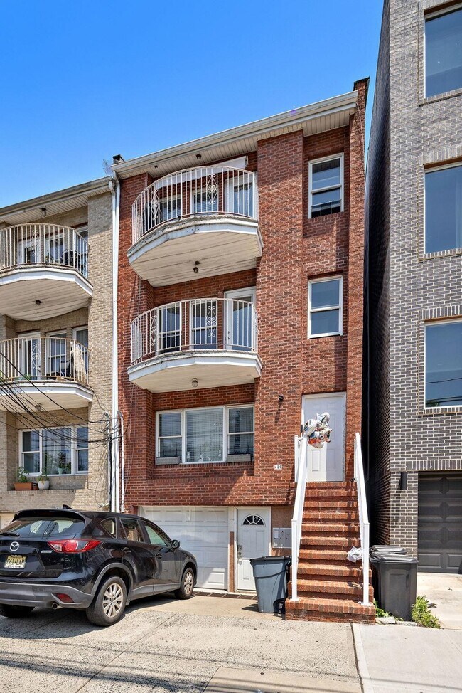 Building Photo - 420 6th St