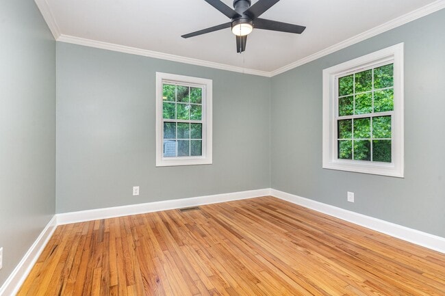 Building Photo - Beautifully Renovated 3-Bedroom Home in Fr...