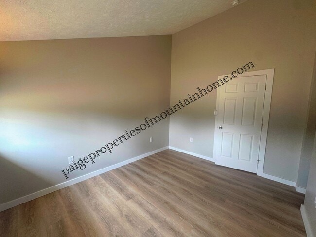 Building Photo - 133 CR 606