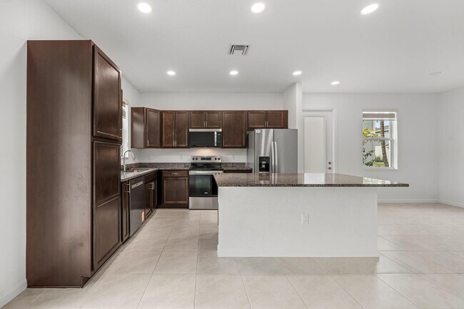 Building Photo - 4440 Longwood Lake Sq