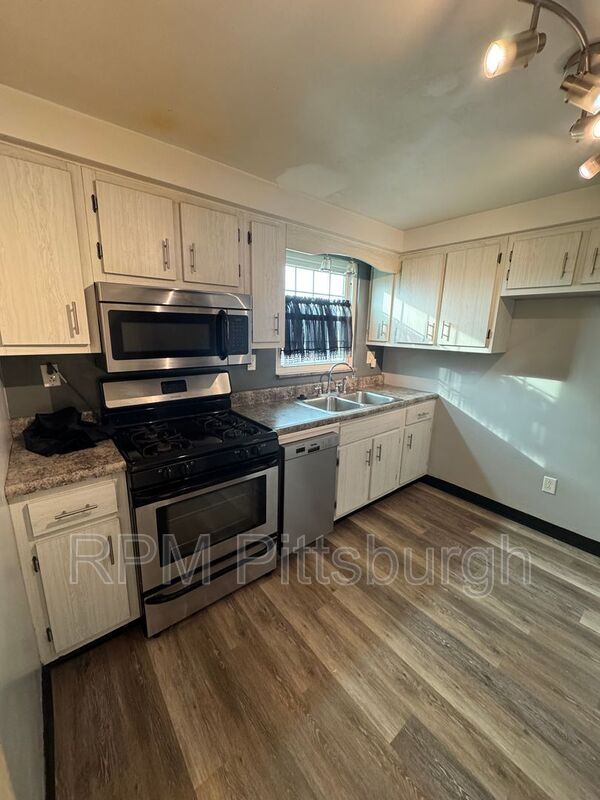 Building Photo - 2108 Lucina Ave