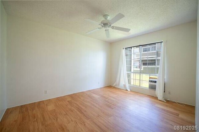 Building Photo - Bright and Cozy 2BR/1BA/1PKG unit in Royal...