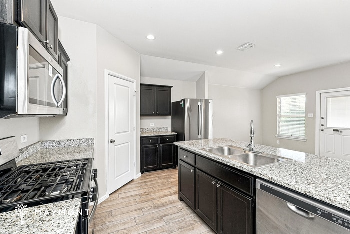 Building Photo - 9765 Walnut Cove Dr