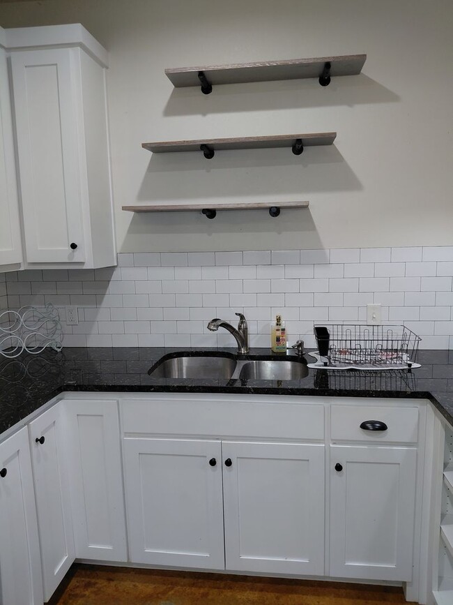 Building Photo - Affordable & Charming 1 bed and 1 bath with all bills paid including lawn care!