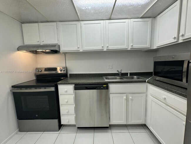 Building Photo - 3660 Inverrary Dr