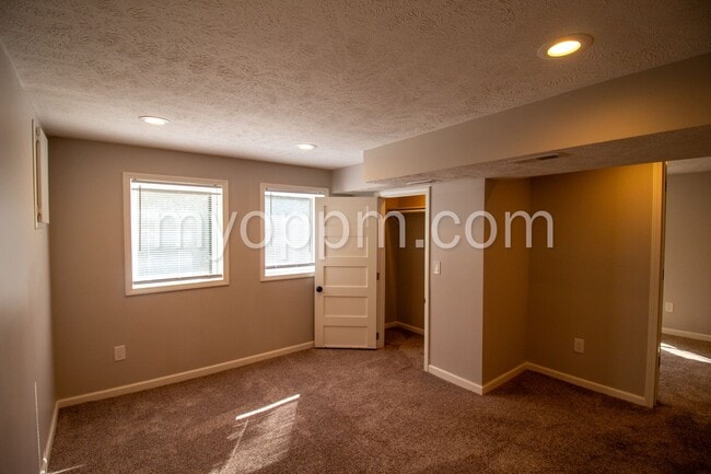 Building Photo - Spacious 4 Bed 2 Bath Home!