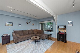 Building Photo - 1 bedroom in Chicago IL 60657
