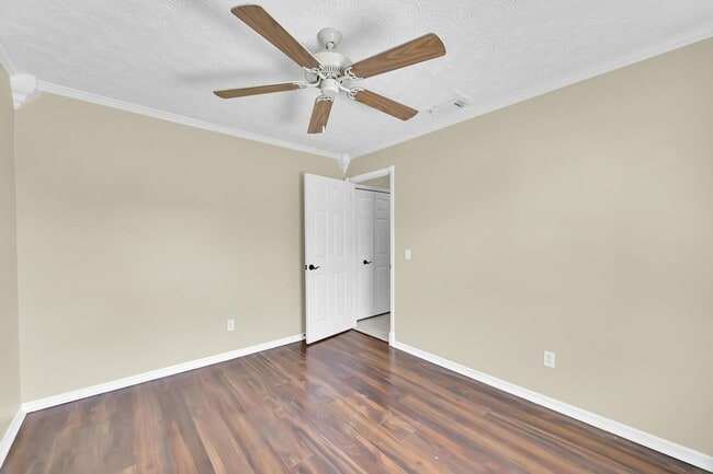 Building Photo - 462 NW Sherbrooke Ave