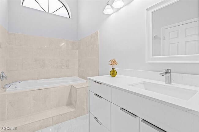 Building Photo - 12630 Kelly Palm Dr