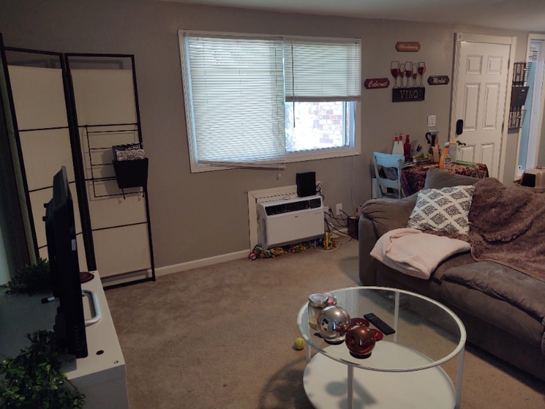 Building Photo - 635 W 25th St