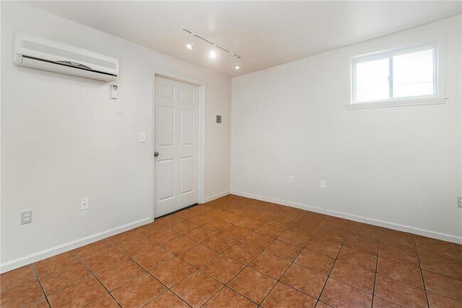 Building Photo - 427 Front St