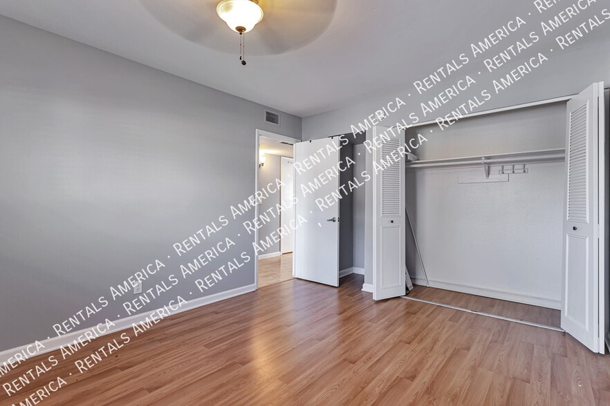 Building Photo - 2964 E Clarendon Ave