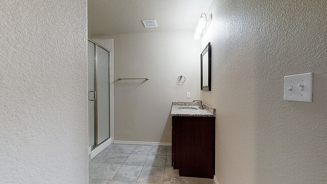 wh_springcreektownhomes_unit1521-101_1253sf_bath3_1200x675 - Spring Creek