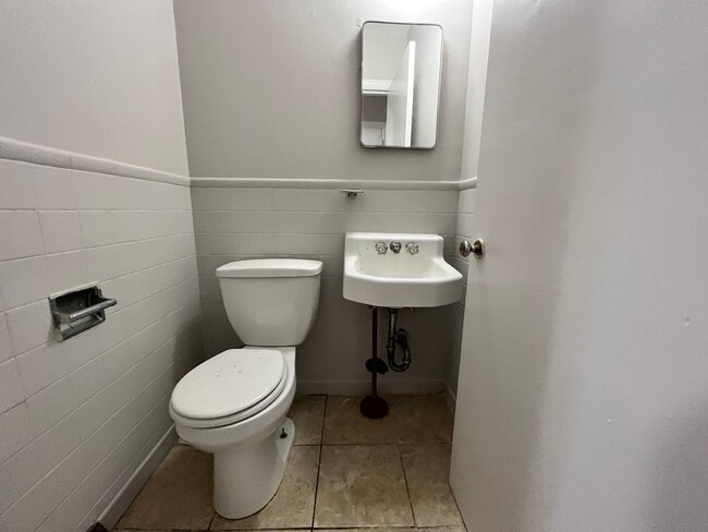 Building Photo - 3 Bedrooms, 1.5 Bathroom - Home in Sherwood Forest!