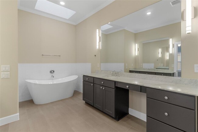 Building Photo - 811 Shallow Hollow Dr