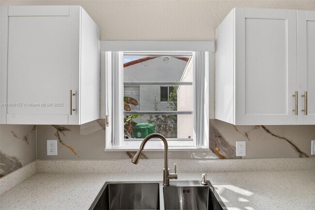 Building Photo - 2464 SW 19th St