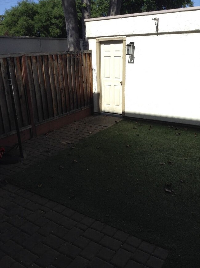 Building Photo - Stunning Townhouse on Mission Boulevard of Fremont