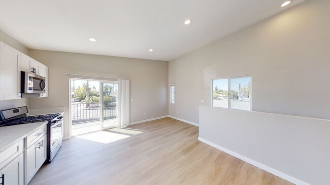 Building Photo - 4 BD/2BA on the Corner of Montezuma & La D...