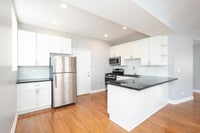 Interior Photo - 1145 W Lunt Ave