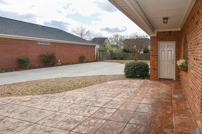 Building Photo - 260 Old Overton Dr