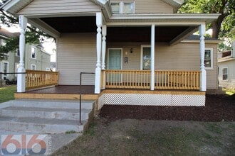 Building Photo - 116 Gold Ave SW