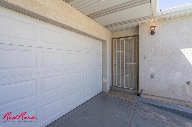 Building Photo - Fresh Carpet! Spacious 5-Bedroom Townhome