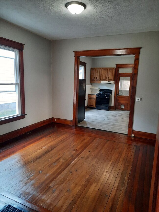 Building Photo - Lovely 3 bedroom 1 bath home